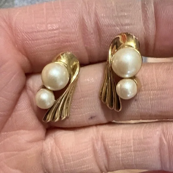 MARVELA VINTAGE GOLD-TONE FAUX IVORY PEARL LEVERBACK .8" EARRINGS - Picture 3 of 8